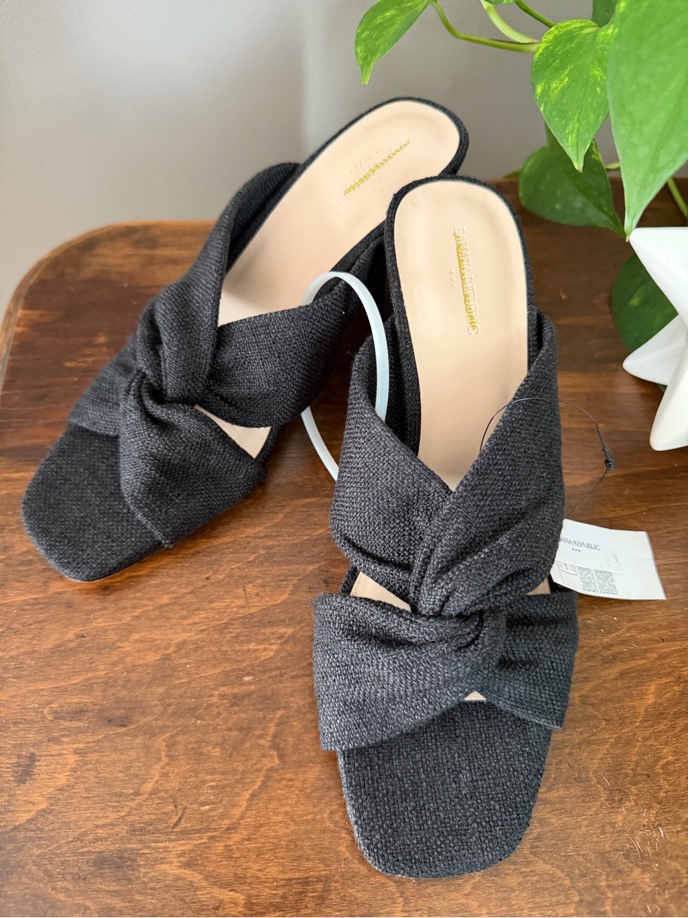 NWT. Banana Republic Black Knotted Slip-On Mules. Size 9